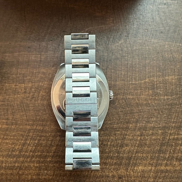 This is a Gucci GG2570 Watch 41mm with the dark blue dial. - Picture 6 of 7